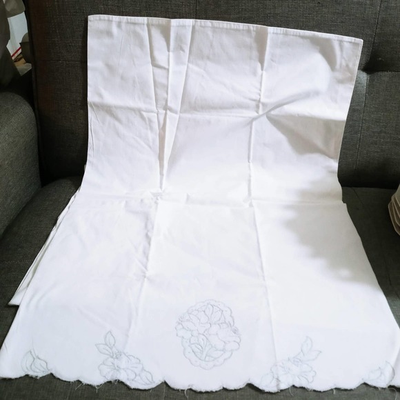 Vintage Floral Embroidered Pillowcases Scalloped Edge Set of 2 Gray & White (lb) - Picture 5 of 5